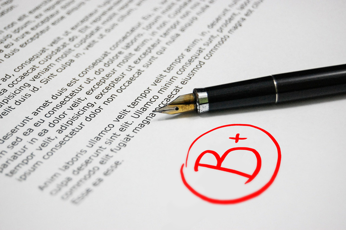 Betyget B+ markerat på en uppsats.