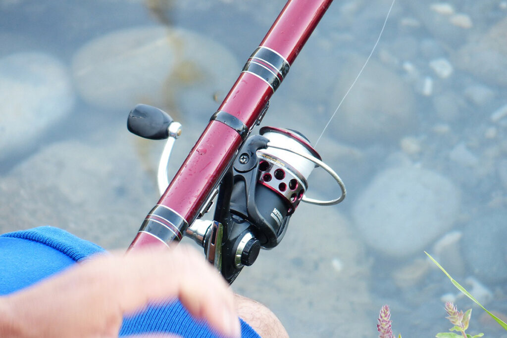 Närbild på en person som fiskar.