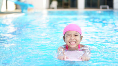 Ett barn som simmar i en pool