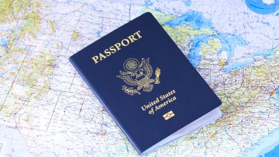 Ett amerikanskt pass på en karta.