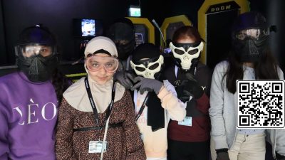 Foto på glada barn i skyddsmasker.