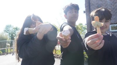 Minibladets reportrar håller upp glassar