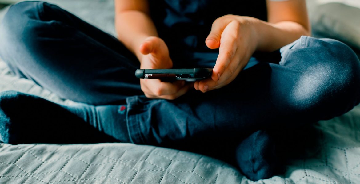 Pojke med mobiltelefon